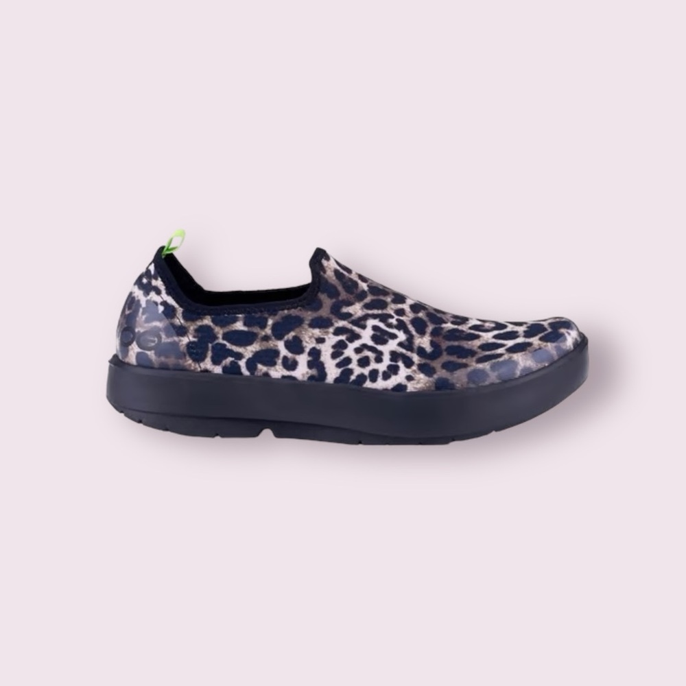 OOFOOS Oomg Eezee Limited Leopard Print Slip on Sneakers Loafers Flats Size 9